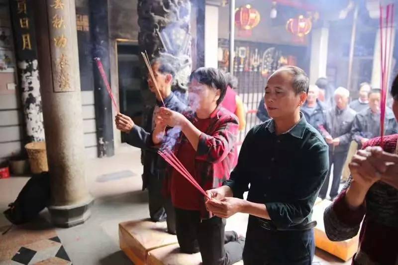 破除婚禁前，月亮埔和梧山村的村民代表去关帝庙抽签问吉。受访者供图