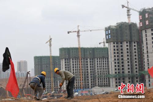 资料图：山西太原，民工在一建筑工地作业。中新社记者 武俊杰 摄