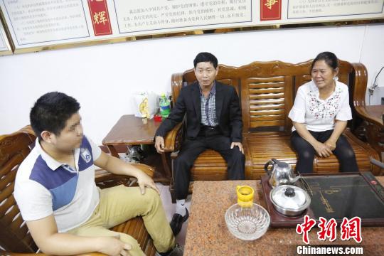 时隔22年，张先生夫妇在福建晋江找到了被拐卖的亲生儿子。 警方供图