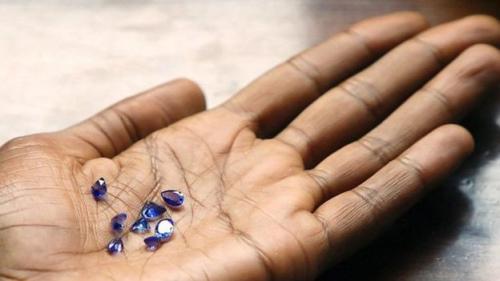 坦桑石产量很小，在国际市场比钻石更加受买家追捧。（图片来源：法新社）