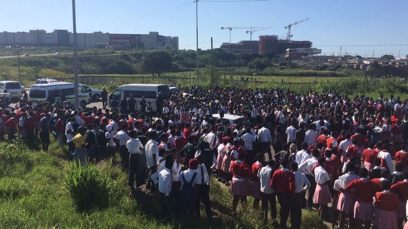 “Schoolchildren took to the streets of KwaMashu”的图片搜索结果