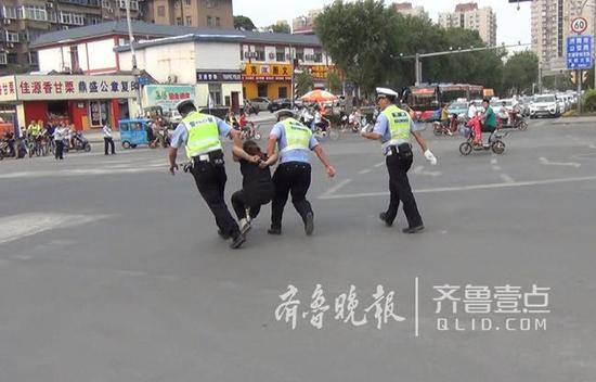 途中，女子一直高喊交警打人了。天桥交警随即将女子带到派出所，因涉嫌妨碍执行公务被警告。 