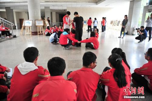 资料图：高考临近，昆明市第一中学组织高三学生参加心理辅导课程。中新社记者 刘冉阳 摄