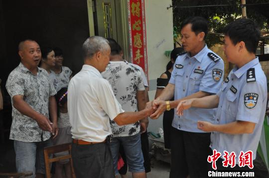 图为受害老人向警方道谢。　卢华宇 摄