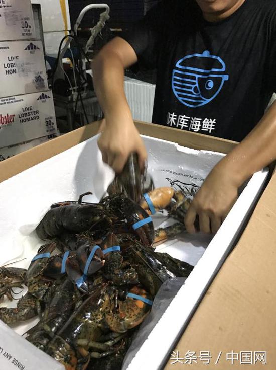 味库海鲜协同仓工作人员凌晨12点接货，挑选，过磅，分装，打包，出仓一夜完成。