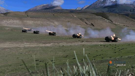▲6月27日，西藏军区某旅组织炮兵分队快速机动至高原某地进行实弹射击演练。（中国军网）
