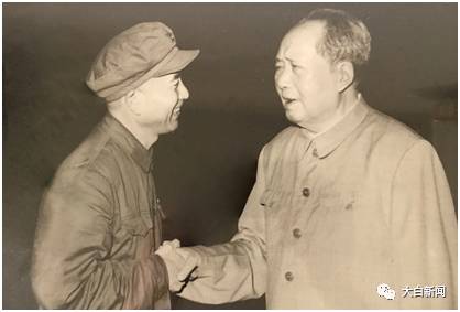 1968年8月26日，毛泽东主席与任荣亲切交谈