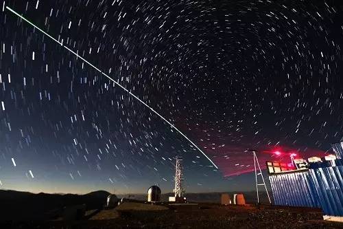 资料图片：“墨子号”量子科学实验卫星与阿里量子隐形传态实验平台建立天地链路（2016年12月9日摄，合成照片）。