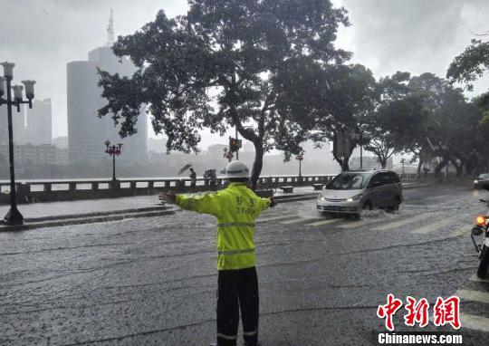 在沿江中路，珠江水倒灌进入马路造成“水浸街”。　广州交警　摄