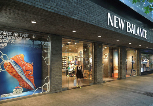 资料图片：上海一家新百伦专卖店。（美国《纽约时报》网站）