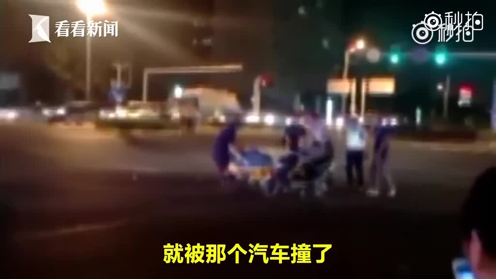 男子疑因路中间系鞋带 被快递货车撞飞当场死亡