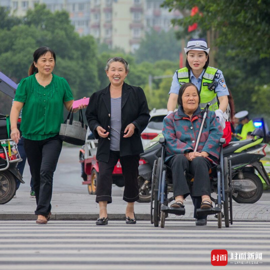 王丽华护送残疾老人过马路