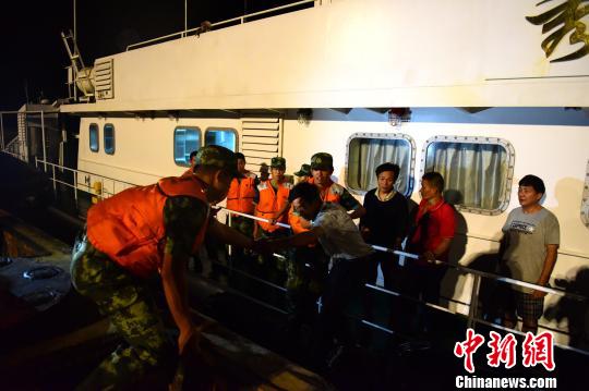 经过福建省海警第二支队35004艇的紧急救助，船上16名船员全部获救。 海警供图