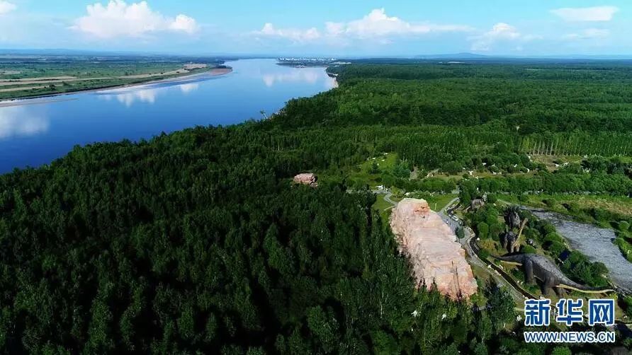 ▲空中俯视大小兴安岭的群山峻岭和黑龙江。（↑上下滑动图集↑）