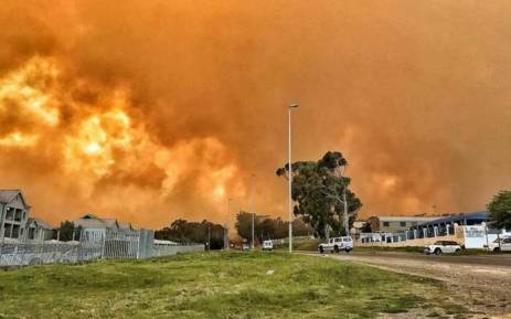 Houses burn in Gordon's Bay after a vegetation fire spread from the slopes of Sir Lowry's Pass on 7 November 2017. Picture: Bryan Mennie