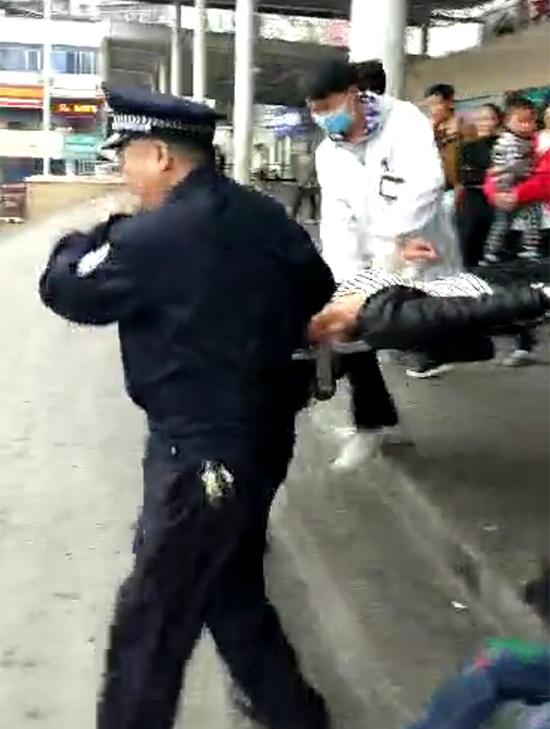 在民警和车站工作人员的协助下，女子被抬上担架送上救护车。 本文图均为 长沙铁路公安 供图