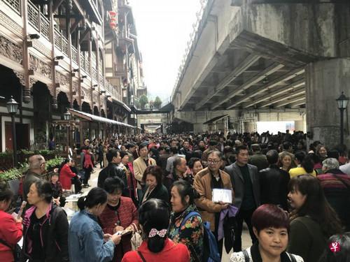 数百中老年男女每逢周末聚集洪崖洞，为儿女或自己相亲。（新加坡《联合早报》网站）