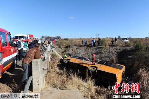 当地时间2012年6月25日，南非Meyerton，救援人员在车祸现场。一辆巴士冲下大桥，造成至少19人死亡，55人受伤。