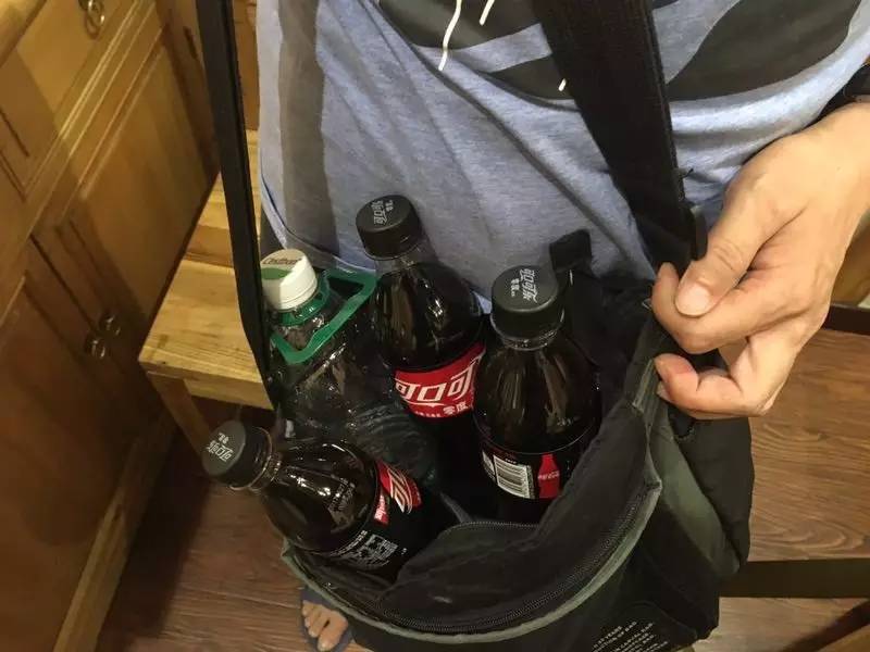 马一磊迷上了喝可乐，随身携带，一天喝十瓶。