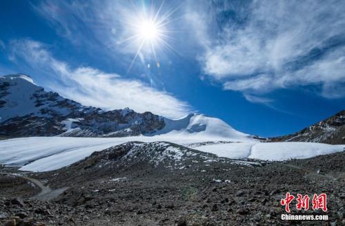 资料图：海拔6010米的洛堆峰。 中新社记者 何蓬磊摄
