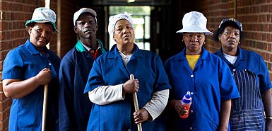 南非黑人保洁员被白人学生骗吃淋尿食物首次自述经过